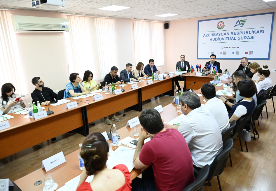 “Audiovizual media: Normalar, reallıqlar və çağırışlar” mövzusunda dəyirmi masa keçirildi - FOTOLAR